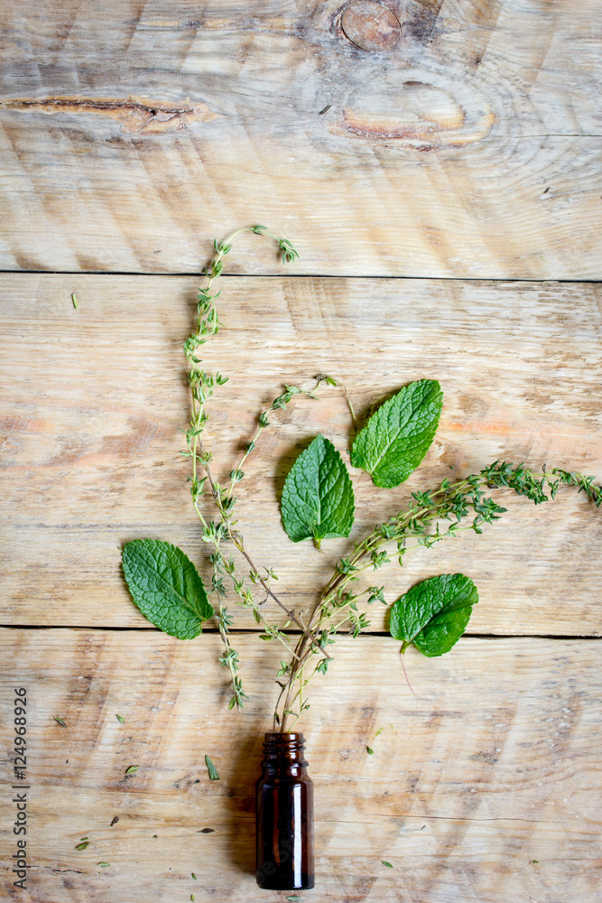 新鲜的夏季草药-木质背景的芳香疗法