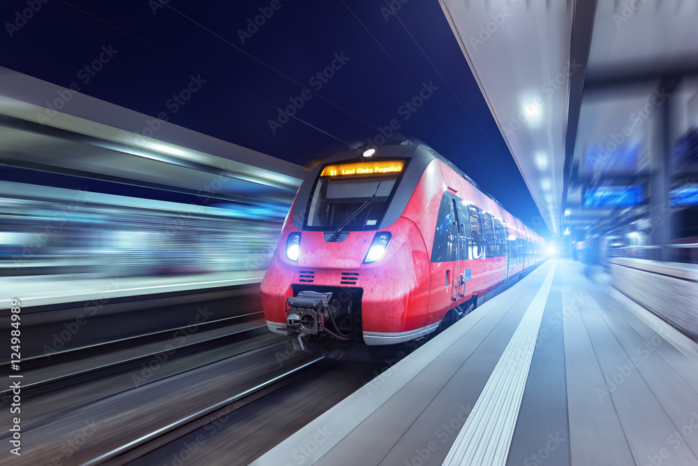现代高速红色客运列车夜间通过火车站。怒江火车站