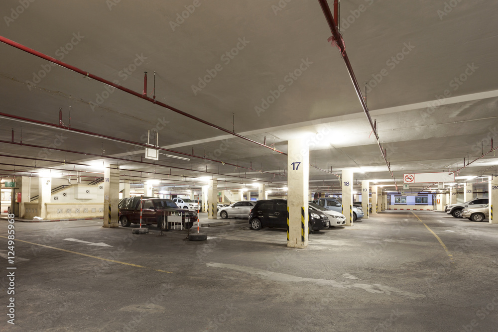 停车场，地下内部。
