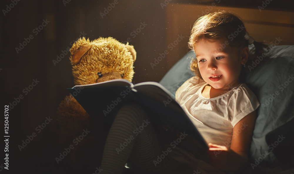 童女在床上看书