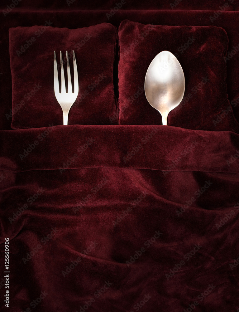 叉子和勺子的最初概念是在一张漂亮奢华精致的床上