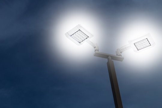LED户外停车场泛光灯夜间工作，节约能源。