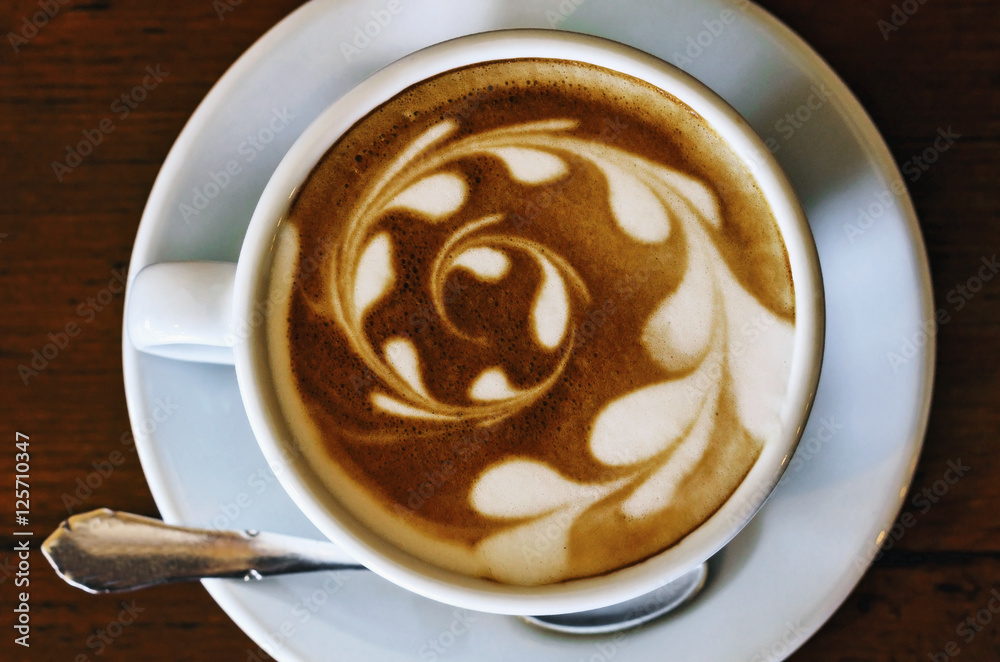 一杯具有复古过滤效果的艺术拿铁或卡布奇诺咖啡