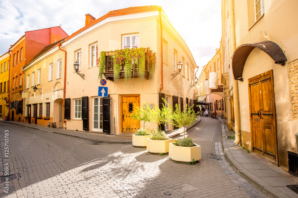 立陶宛维尔纽斯老城美丽狭窄的步行街景观