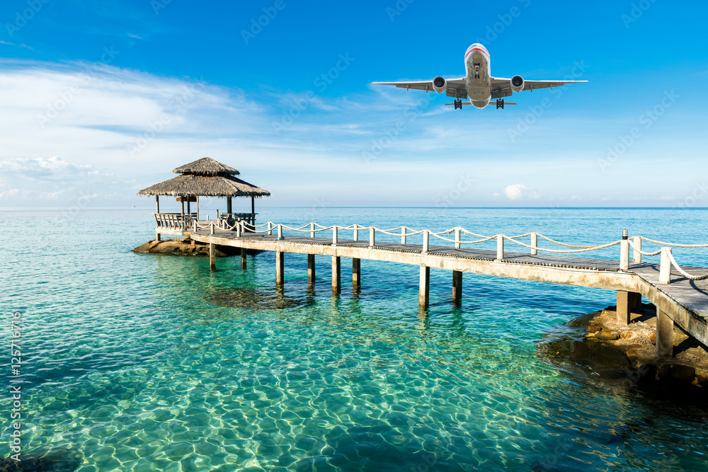 飞机将于上午抵达泰国普吉岛的热带度假胜地