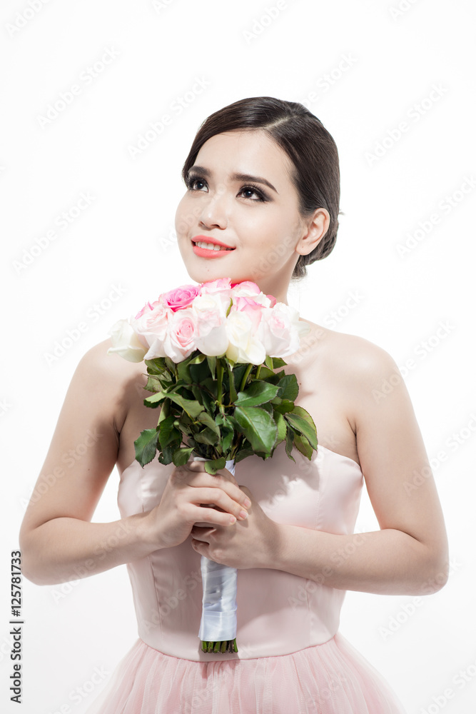 带着一束玫瑰的幸福新娘。隔离在白色背景上
