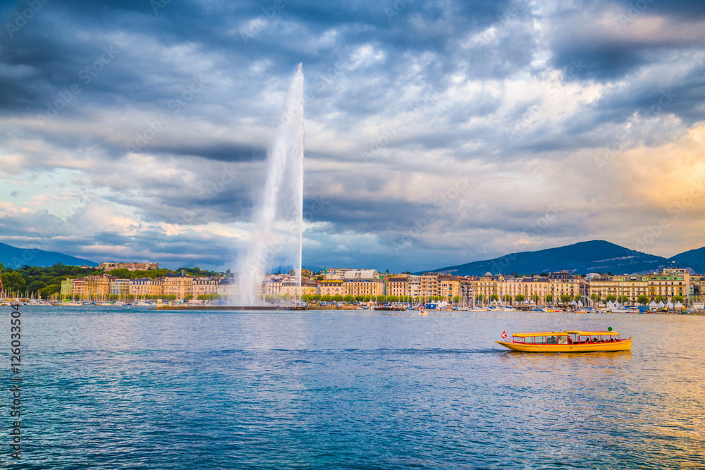 日内瓦天际线，日落时有著名的Jet dEau喷泉和船，瑞士