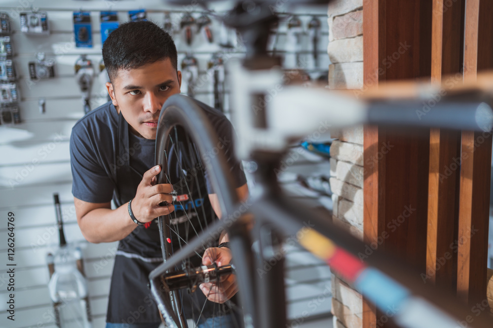 修理技师自行车被修理齿轮自行车店。