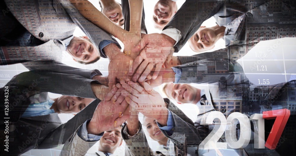 微笑的商业团队站在圆圈手上的合成图像