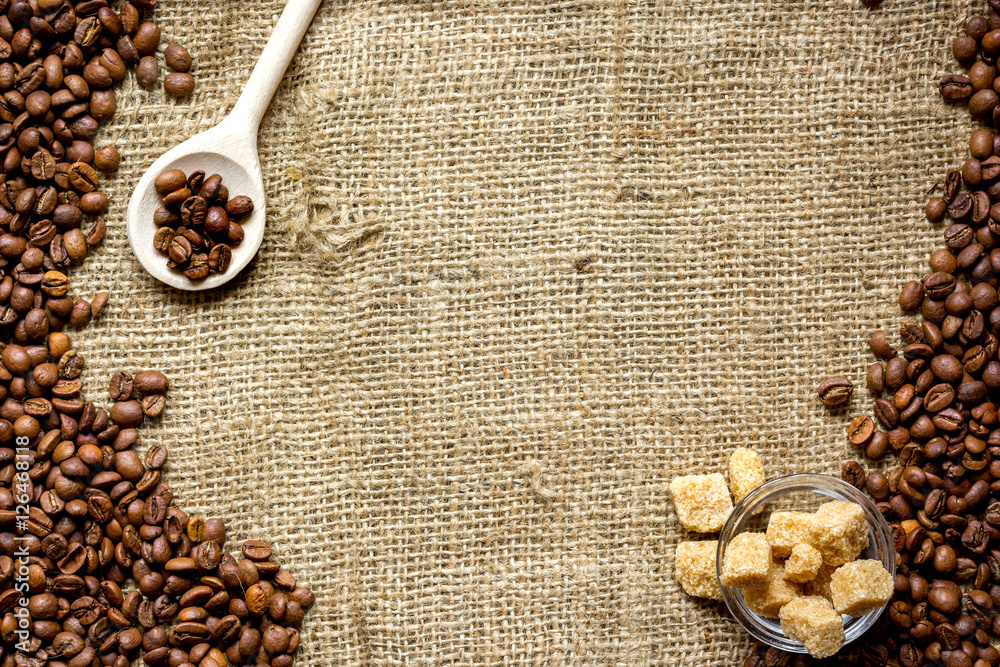 亚麻布上的豆子、研磨咖啡和甘蔗