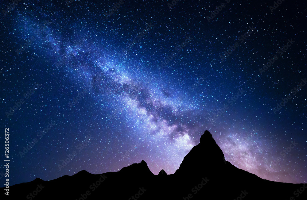 山上有银河的明亮景观。夜晚有五颜六色的景色。夏天有星星的天空。美丽