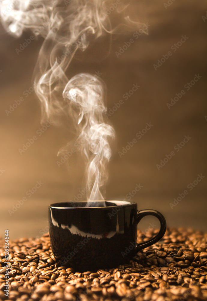 温暖的黑色咖啡在烤咖啡豆上的静物