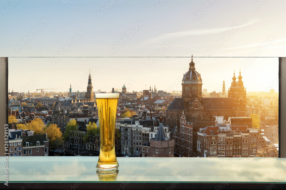 阿姆斯特丹屋顶酒吧桌子上的啤酒和泡沫啤酒