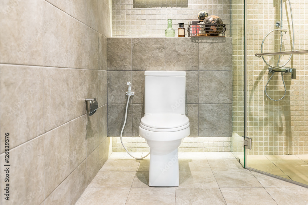酒店现代浴室的白色马桶。卫生间内部
