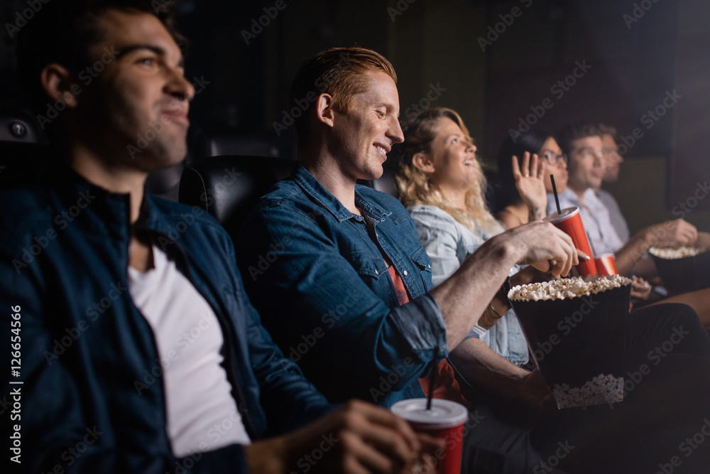 年轻人和朋友在电影院看电影