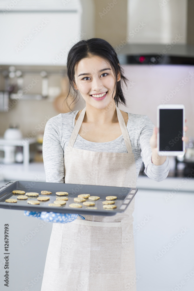 年轻女子在厨房烤饼干