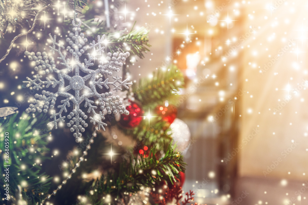 圣诞树特写，装饰物采用浅色和散焦背景，具有灯光效果