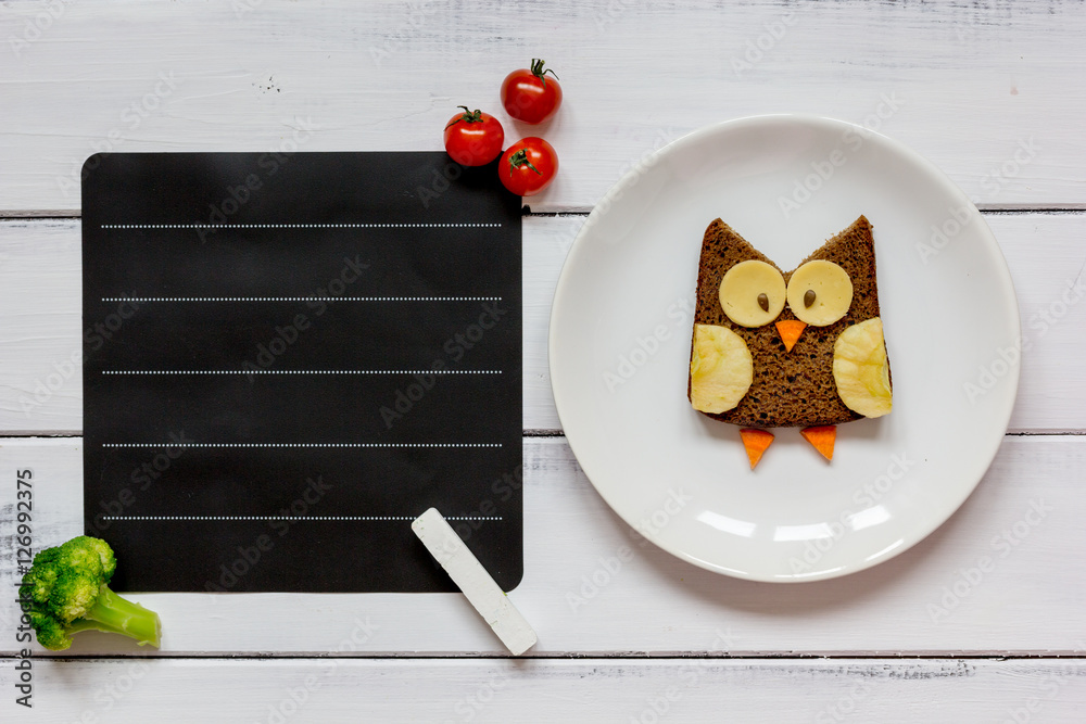 儿童菜单猫头鹰形状的三明治位置，用于文本俯视图