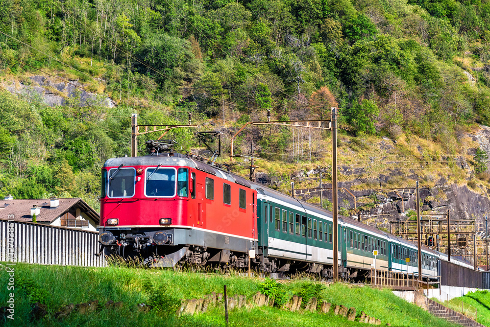 客运列车正在爬上瑞士戈特哈德山口