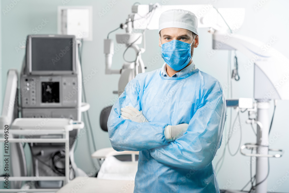 手术室里外科医生的肖像，背景是手术显微镜
