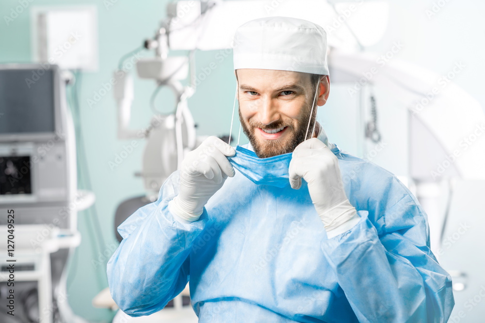 手术室里快乐的外科医生画像，背景是手术显微镜