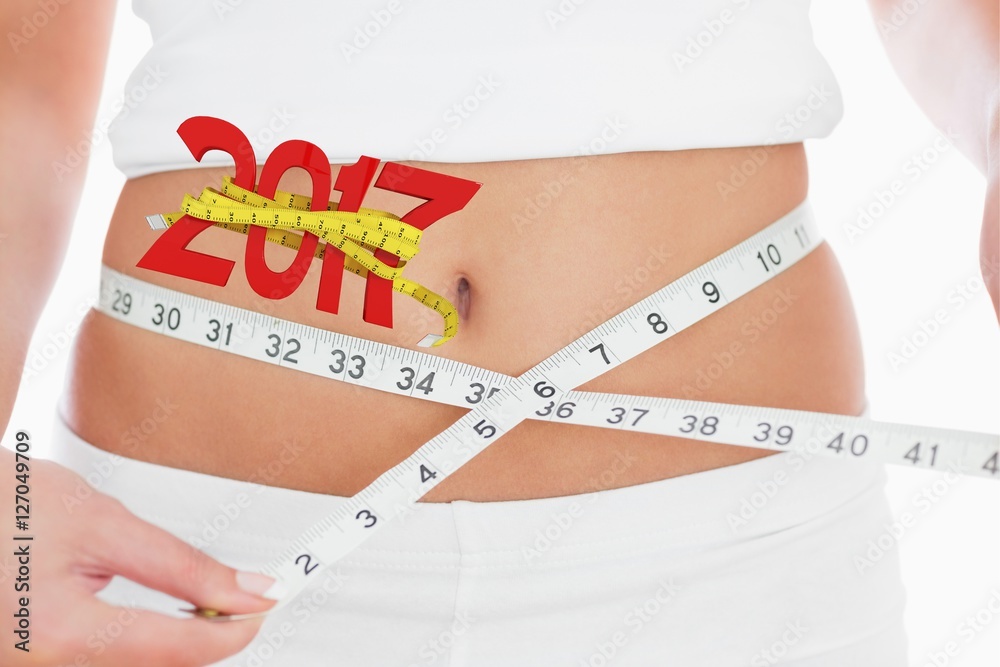 女性测量腰部的特写中段合成图像