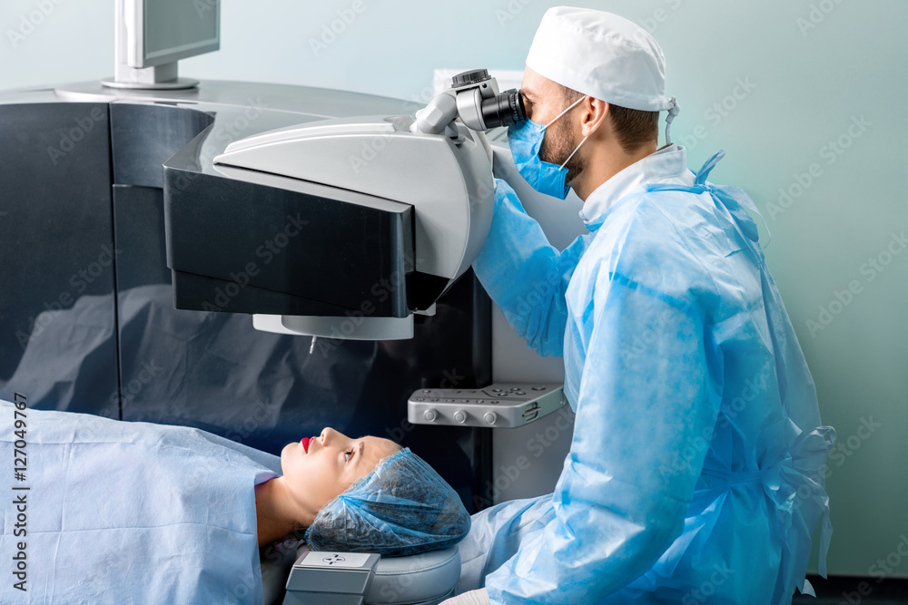 眼科医生在手术室用激光视力矫正机为女性手术