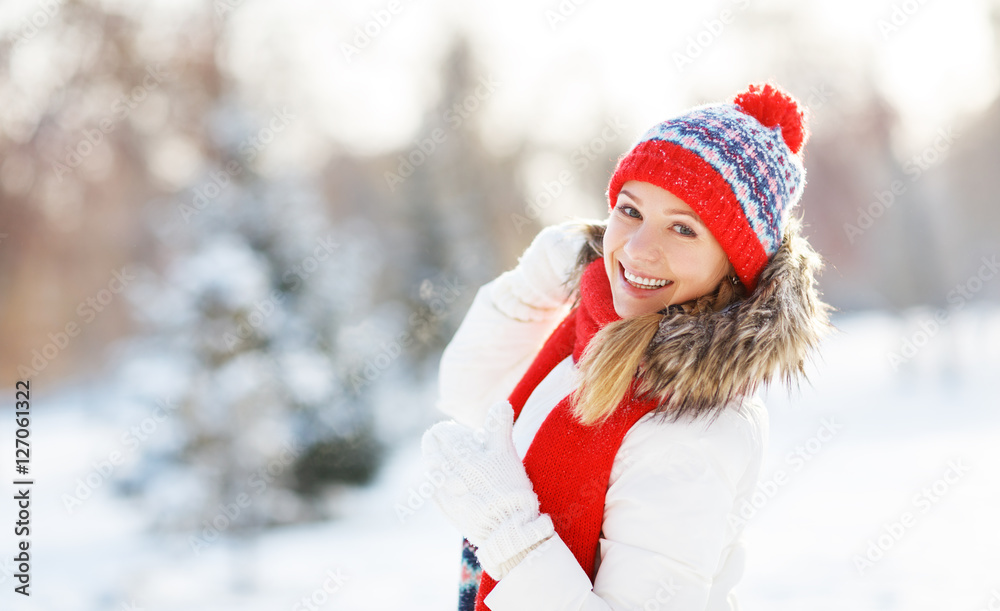 快乐的年轻女人在冬天散步