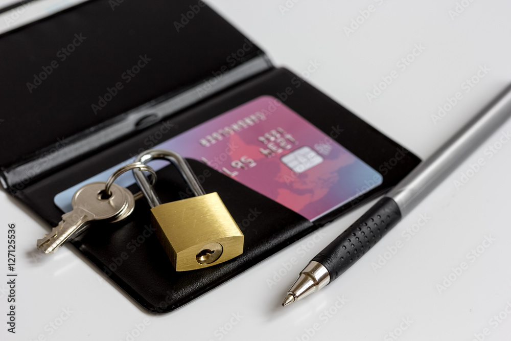 信用卡带锁，持卡人近距离网上购物