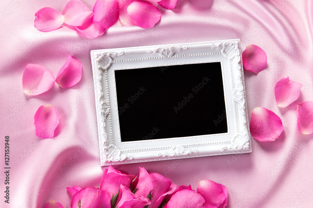 空相框，带一束甜美的粉红色玫瑰花瓣