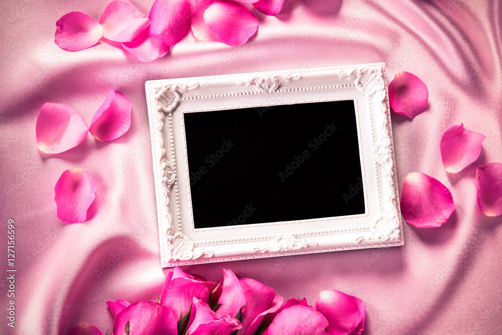 空相框，带一束甜粉色玫瑰花瓣