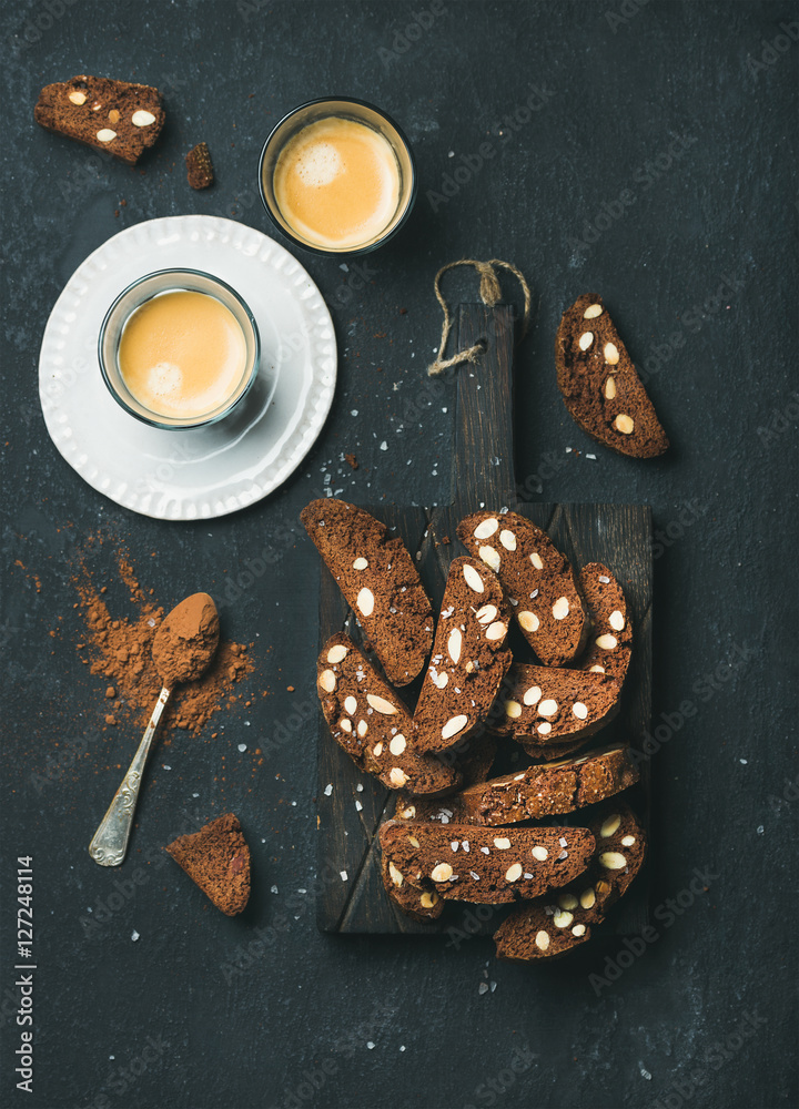 黑巧克力和海盐Biscotti饼干配杏仁和两杯木咖啡浓缩咖啡