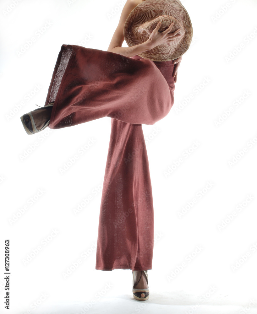 女人穿着时尚连衣裙跳跃