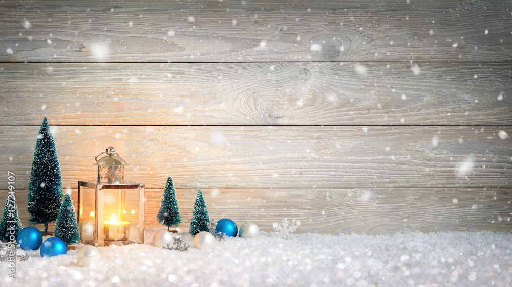 Weihnachten Holz und Schnee Hintergrund, verziert mit einer Laterne und Weihnachtsdeko