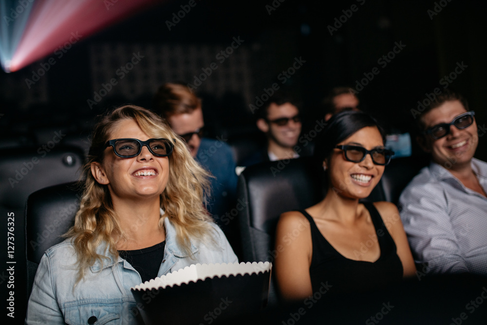 一群朋友在电影院看3d电影