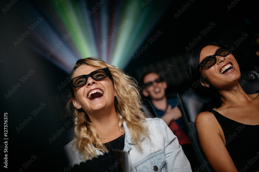 微笑的女性朋友看3d电影