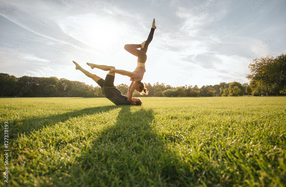 健康情侣在草地上做瑜伽