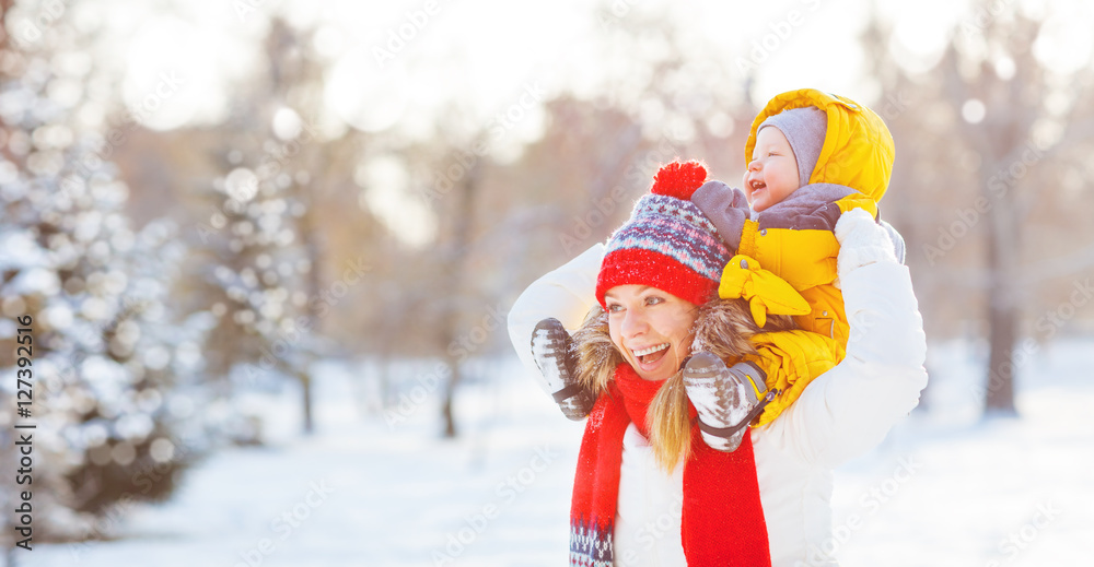 幸福的家庭妈妈和宝宝是冬天散步的幸福雪