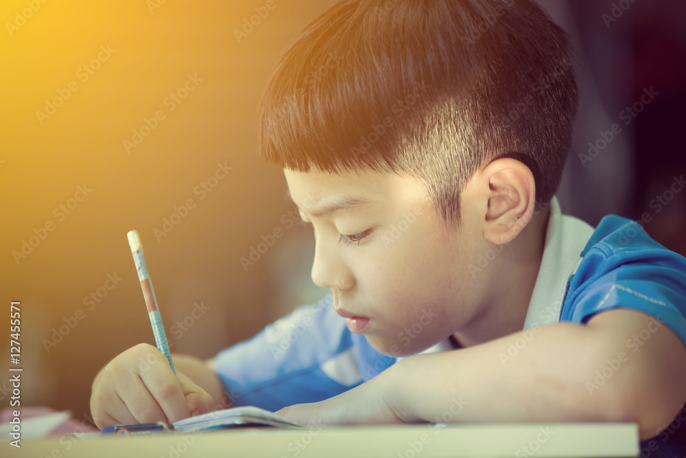 年轻的亚洲男孩在做作业