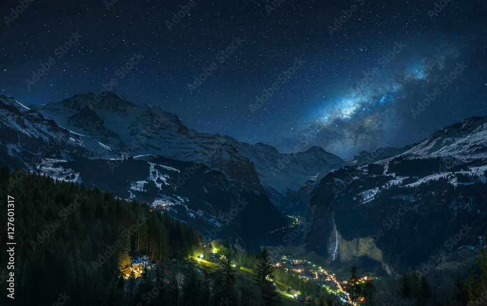 银河系笼罩着童话般的Lauterbrunnental和白雪皑皑的少女峰，瑞士伯尔尼高地
