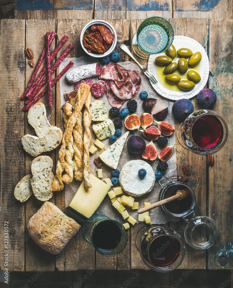葡萄酒和小吃套装，配各种葡萄酒、各种肉类、面包、晒干的西红柿、蜂蜜、gr