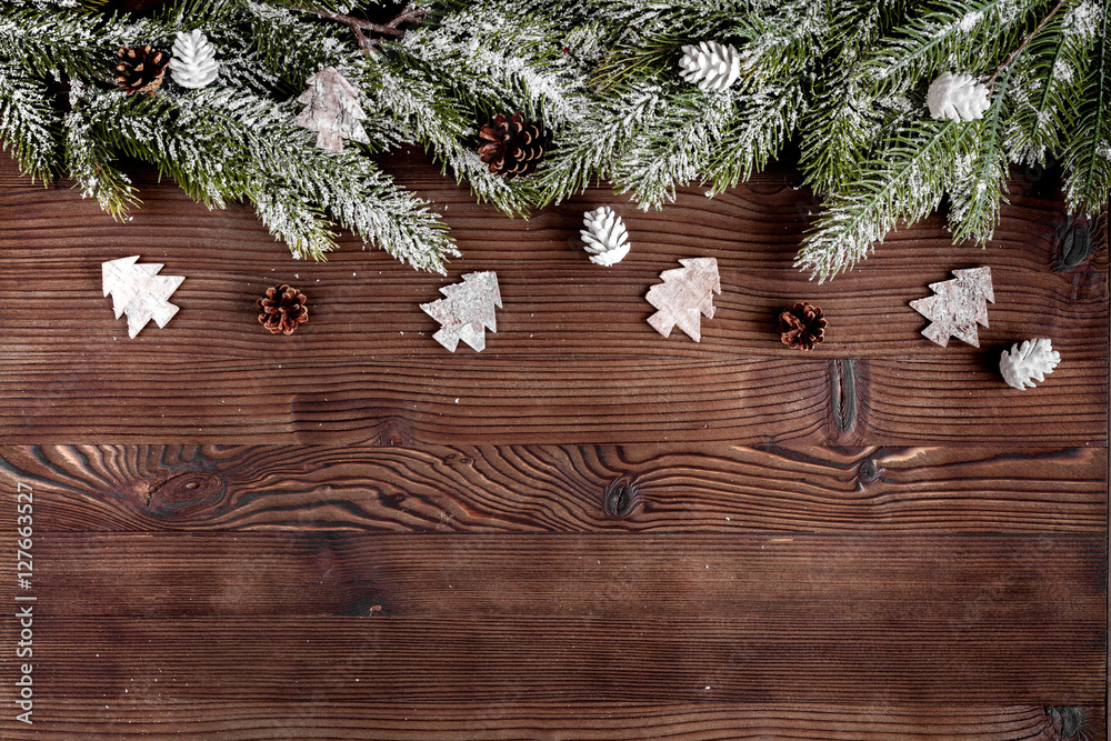 圣诞装饰品深色木质背景新年俯视图