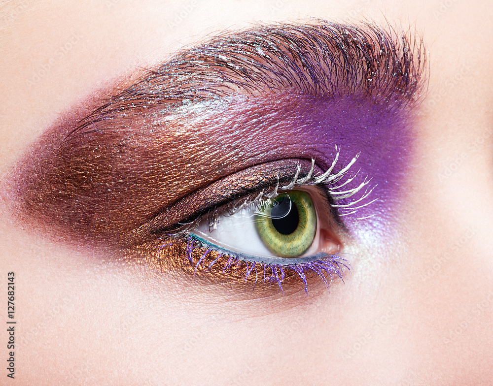 晚紫罗兰色妆容的女性眼部和眉毛