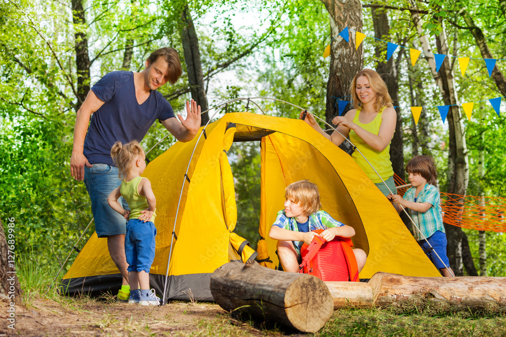 幸福的一家人在森林里搭帐篷