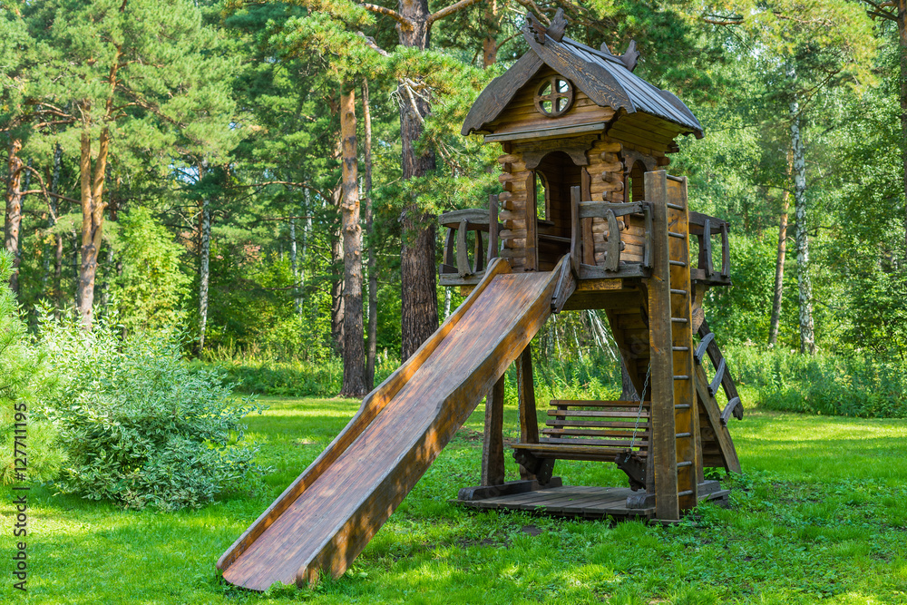 童话故事中的木制过山车