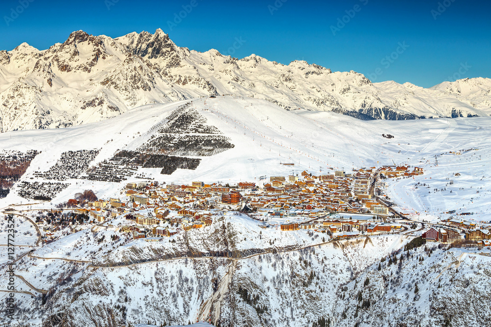 欧洲法国阿尔卑斯山脉令人惊叹的高山滑雪场