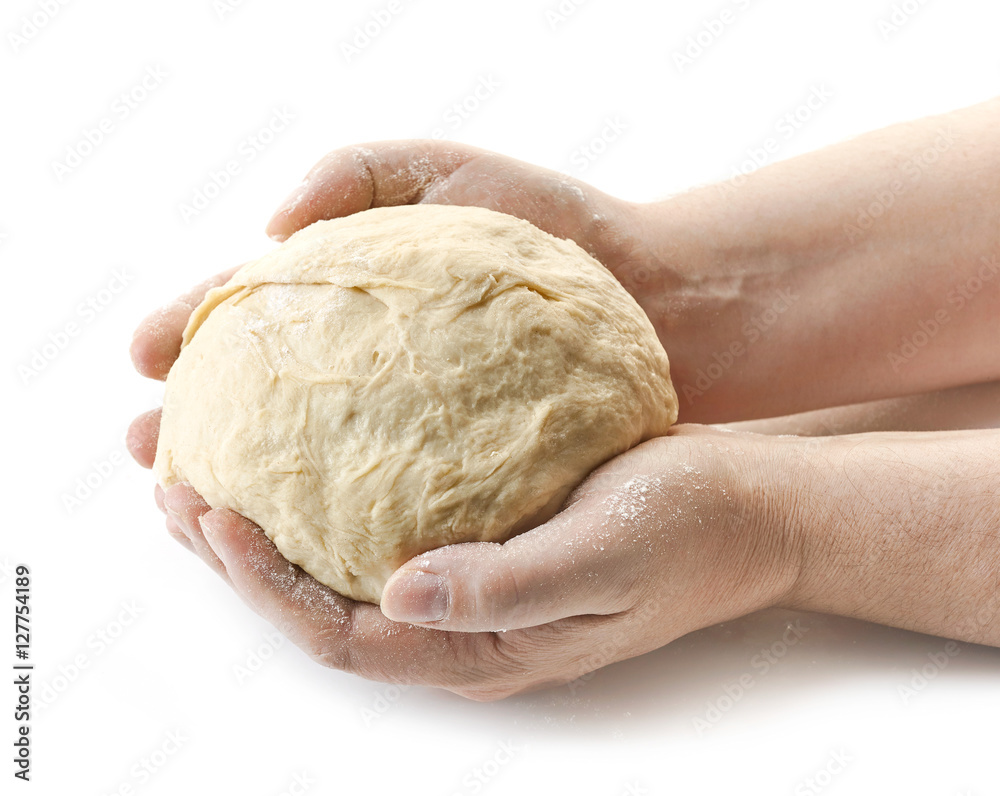 面包师手中的新鲜生面团