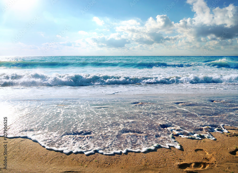 美丽的海浪——夏天的海洋——清晨明亮的蓝色、蓝色和绿松石色