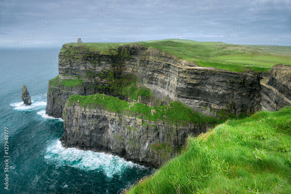 爱尔兰克莱尔郡著名的莫尔悬崖和狂野的大西洋的壮观景色。