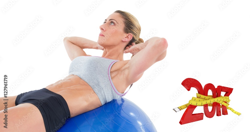 健康女性在蓝色健身球上做仰卧起坐的合成图像